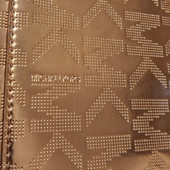 Pre-loved Michael Kors rose gold netallic purse - Picture 9 of 11